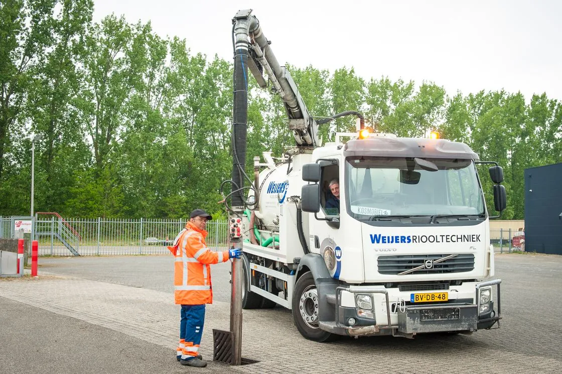 Monteur tijdens een rioolinspectie